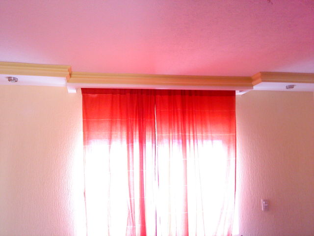 Cortinero en ventana de recamara con luz a los lados