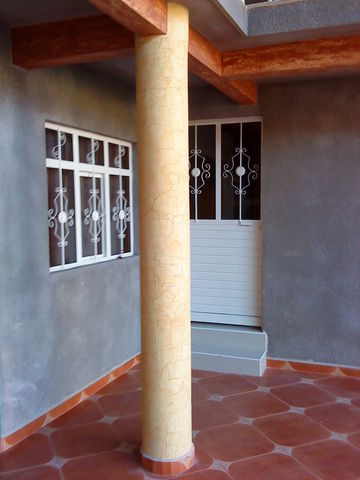 Imponentes las columnas revestidas de crakelato